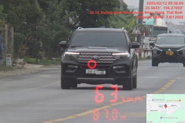 Tài xế taxi bị phạt 19 triệu đồng vì vượt đèn đỏ ở Hà Nội