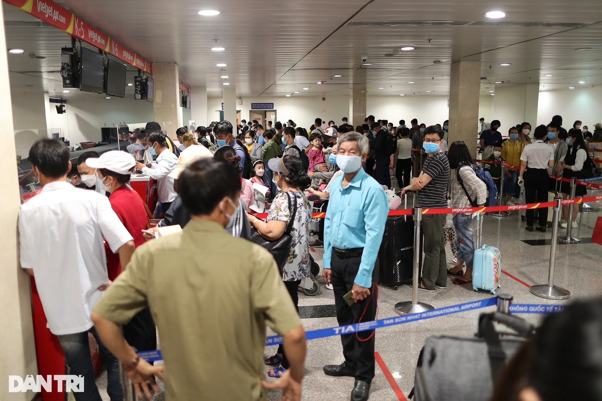 Sân bay Tân Sơn Nhất chật kín người, hành khách vật vờ chờ chuyến bay - 12 Sân bay Tân Sơn Nhất chật kín người, hành khách vật vờ chờ chuyến bay - 12
