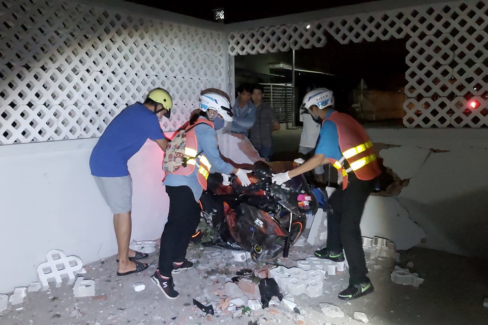 Lao xe máy vào hàng rào nhà dân, nam thanh niên tử vong - 3 Lao xe máy vào hàng rào nhà dân, nam thanh niên tử vong - 3