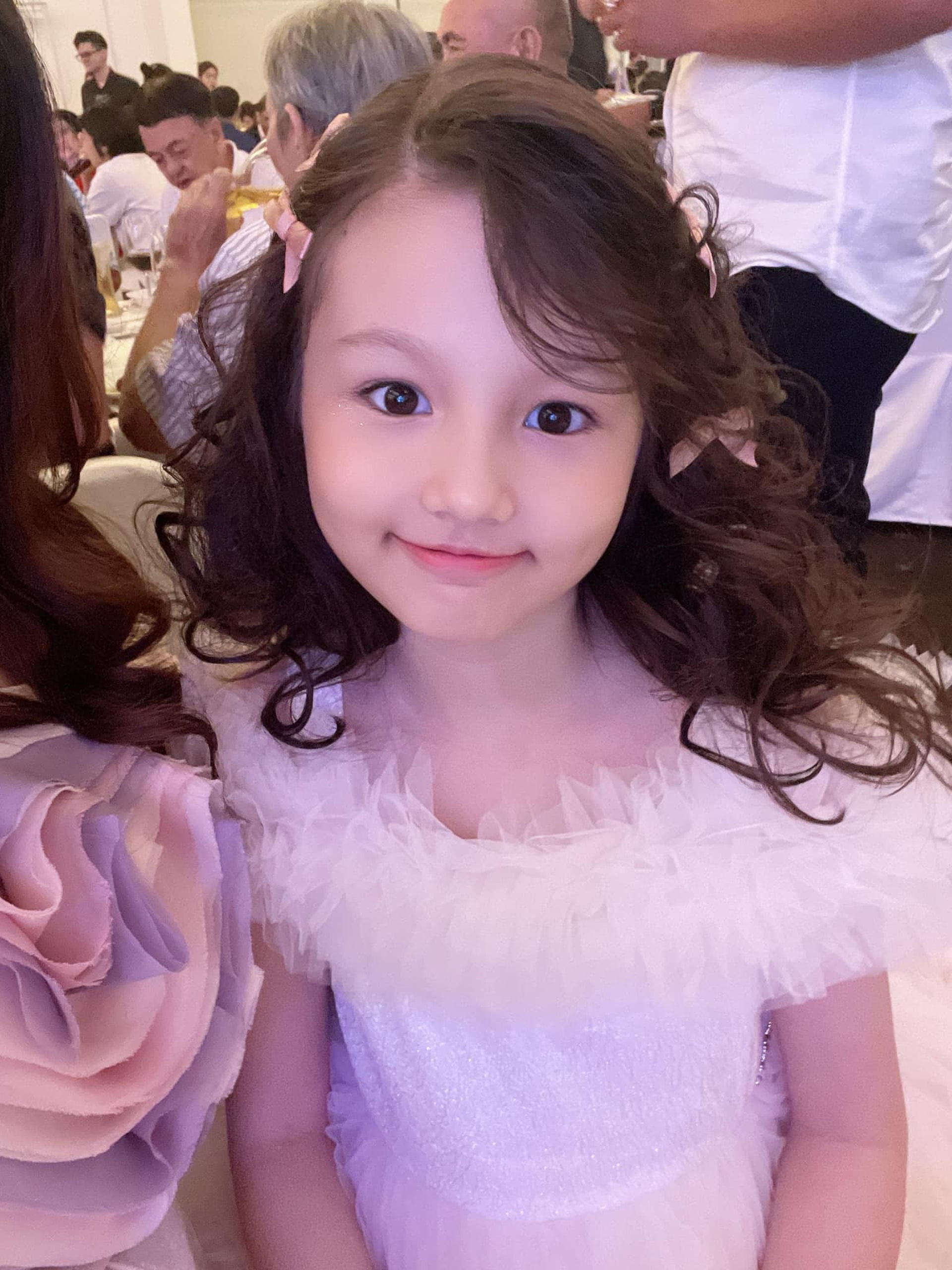 Con gái 9 tuổi của Phương Vy: Sở hữu vẻ đẹp lai được ví hoa hậu tương lai - 10 Con gái 9 tuổi của Phương Vy: Sở hữu vẻ đẹp lai được ví hoa hậu tương lai - 10