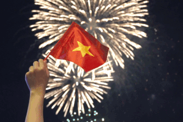 Hàng chục nghìn người reo hò khi pháo hoa sáng rực bầu trời TPHCM