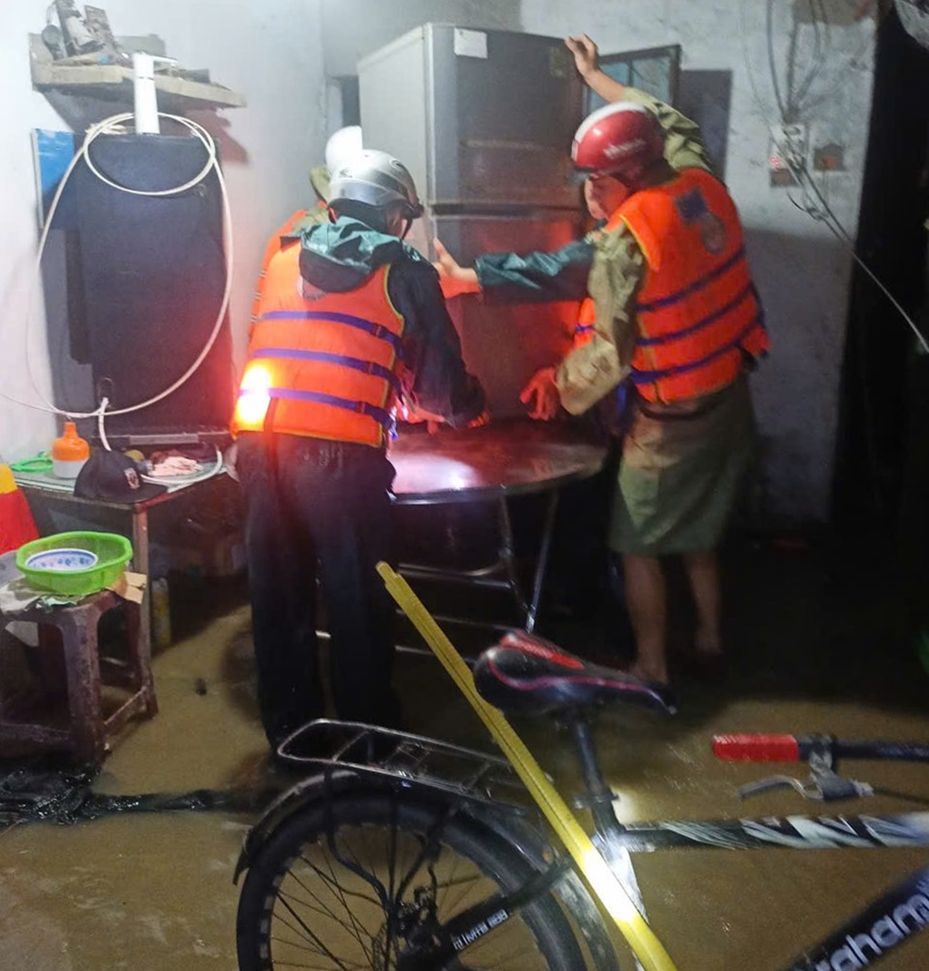 Nước dâng bất ngờ, nhiều người dân Gia Lai hối hả kê đồ đạc - 1 Nước dâng bất ngờ, nhiều người dân Gia Lai hối hả kê đồ đạc - 1