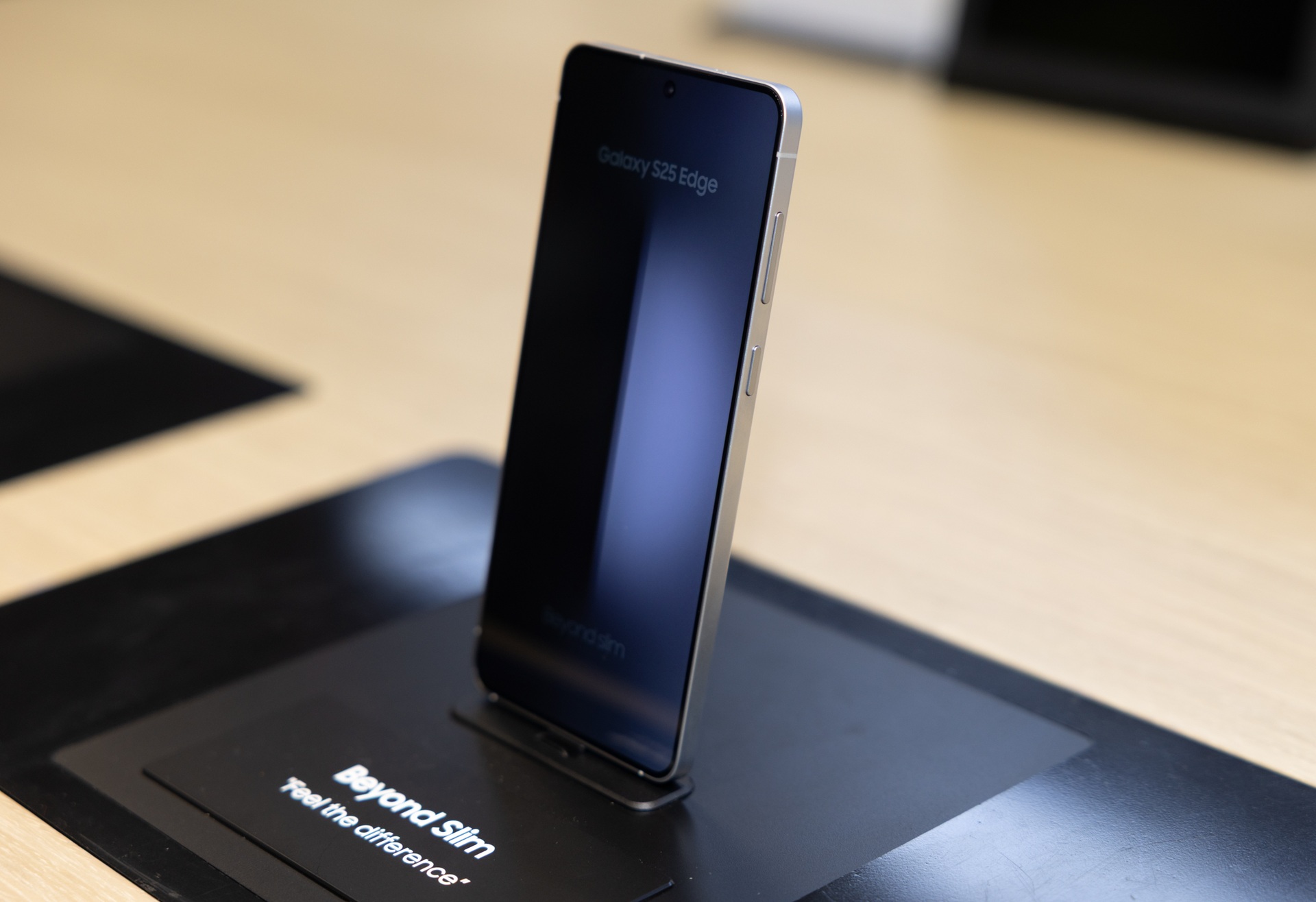 Cận cảnh chiếc Galaxy S mỏng nhất của Samsung - 5 Cận cảnh chiếc Galaxy S mỏng nhất của Samsung - 5