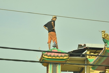 Chuyển thanh niên “cố thủ” trên nóc chùa cho cơ sở cai nghiện