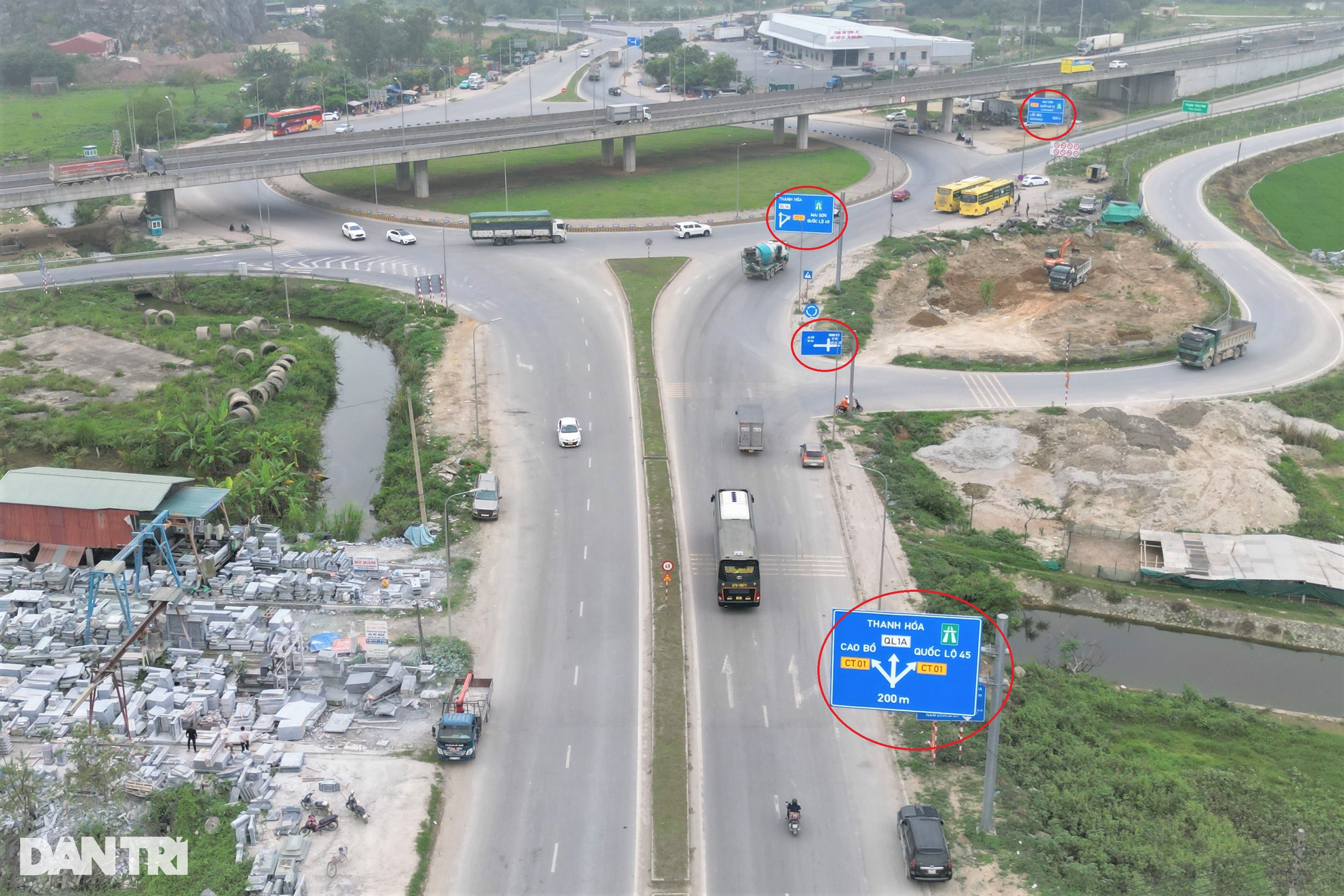 Chi chít biển báo tại nút giao quốc lộ 1 với cao tốc Bắc - Nam - 4 Chi chít biển báo tại nút giao quốc lộ 1 với cao tốc Bắc - Nam - 4