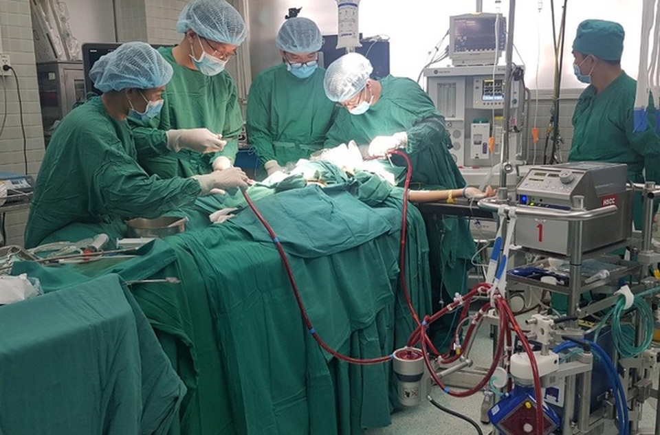 Hai người Việt muốn hiến một phần phổi cho phi công mắc Covid-19 nguy kịch - 1 Hai người Việt muốn hiến một phần phổi cho phi công mắc Covid-19 nguy kịch - 1