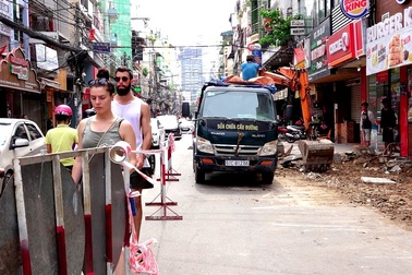 Tất bật “thay da” cho đường Bùi Viện trở thành phố đi bộ