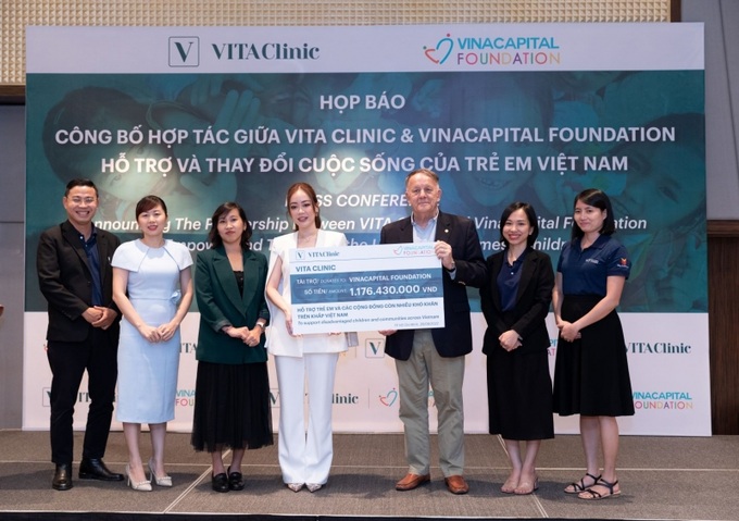 Đại diện VITA Clinic trao bảng tài trợ tượng trưng cho đại diện.