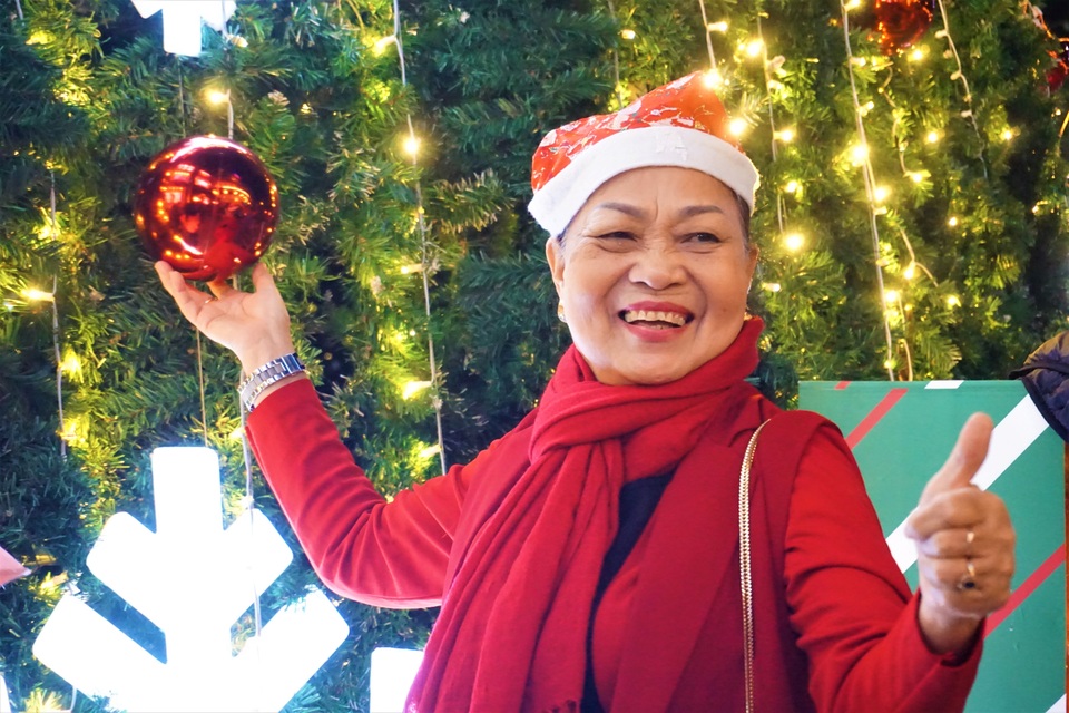 Bất chấp trời lạnh, người dân Đà Nẵng rộn ràng đi chơi Noel sớm - 9 Bất chấp trời lạnh, người dân Đà Nẵng rộn ràng đi chơi Noel sớm - 9