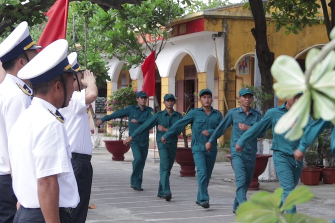 Thiêng liêng lễ chào cờ đầu năm mới tại Trường Sa - 14