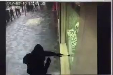 Đập cửa kính cướp nhẫn kim cương chục tỉ giữa ban ngày