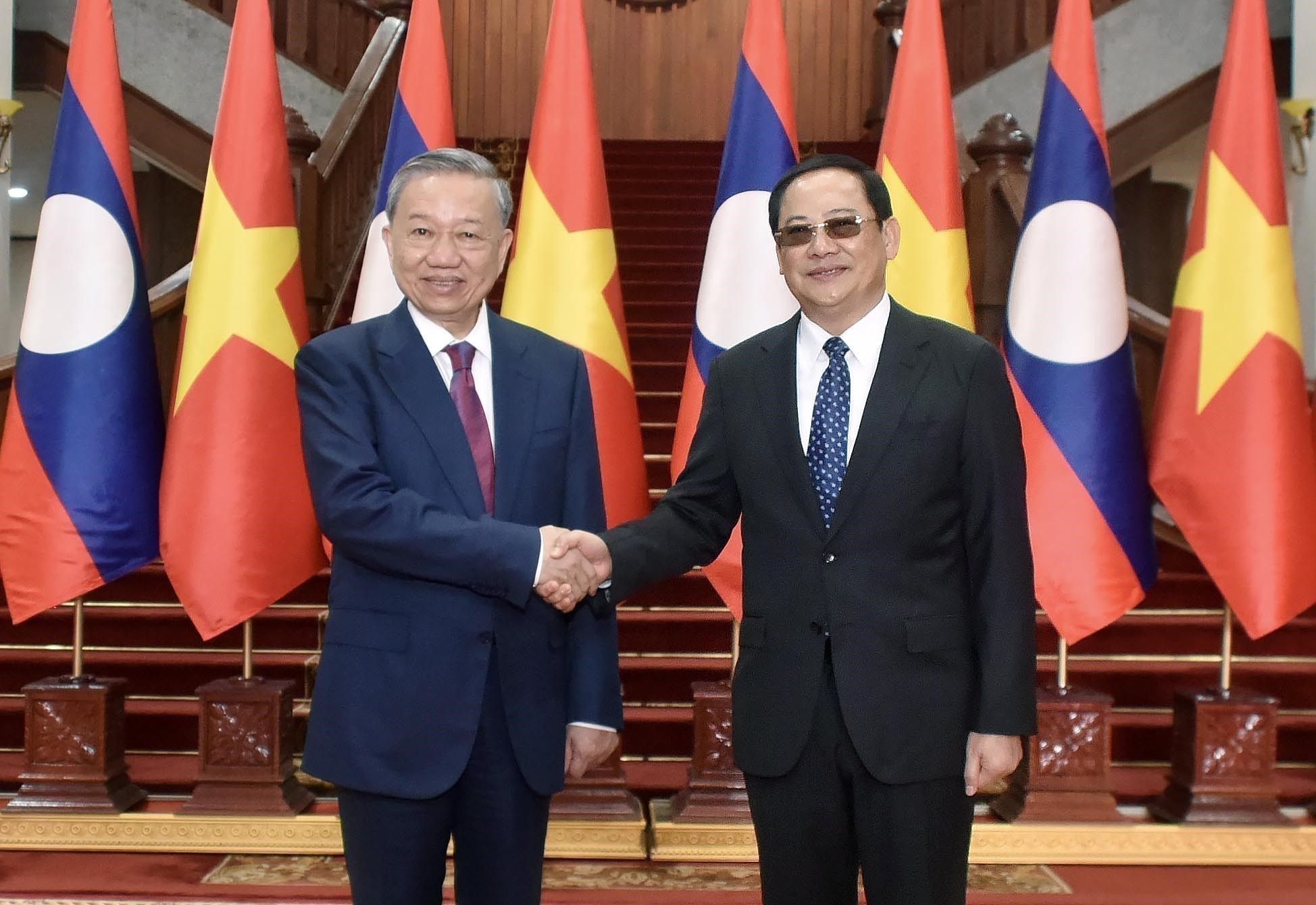 View - Chủ tịch nước Tô Lâm hội kiến Thủ tướng Lào | Báo Dân trí