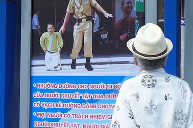 Hà Nội:CSGT treo biển tuyên truyền giao thông tại 100 nhà chờ xe buýt