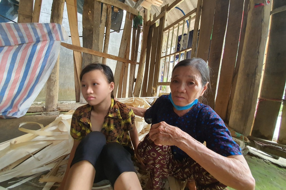 3 bố con khờ chới với trong ngôi nhà tốc mái sau trận dông lốc - 7 3 bố con khờ chới với trong ngôi nhà tốc mái sau trận dông lốc - 7