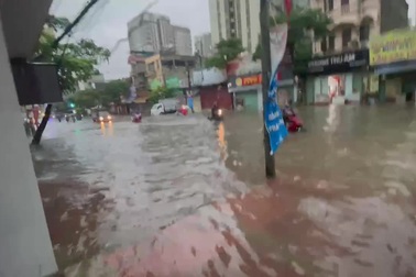 Đường phố Hà Nội ngập