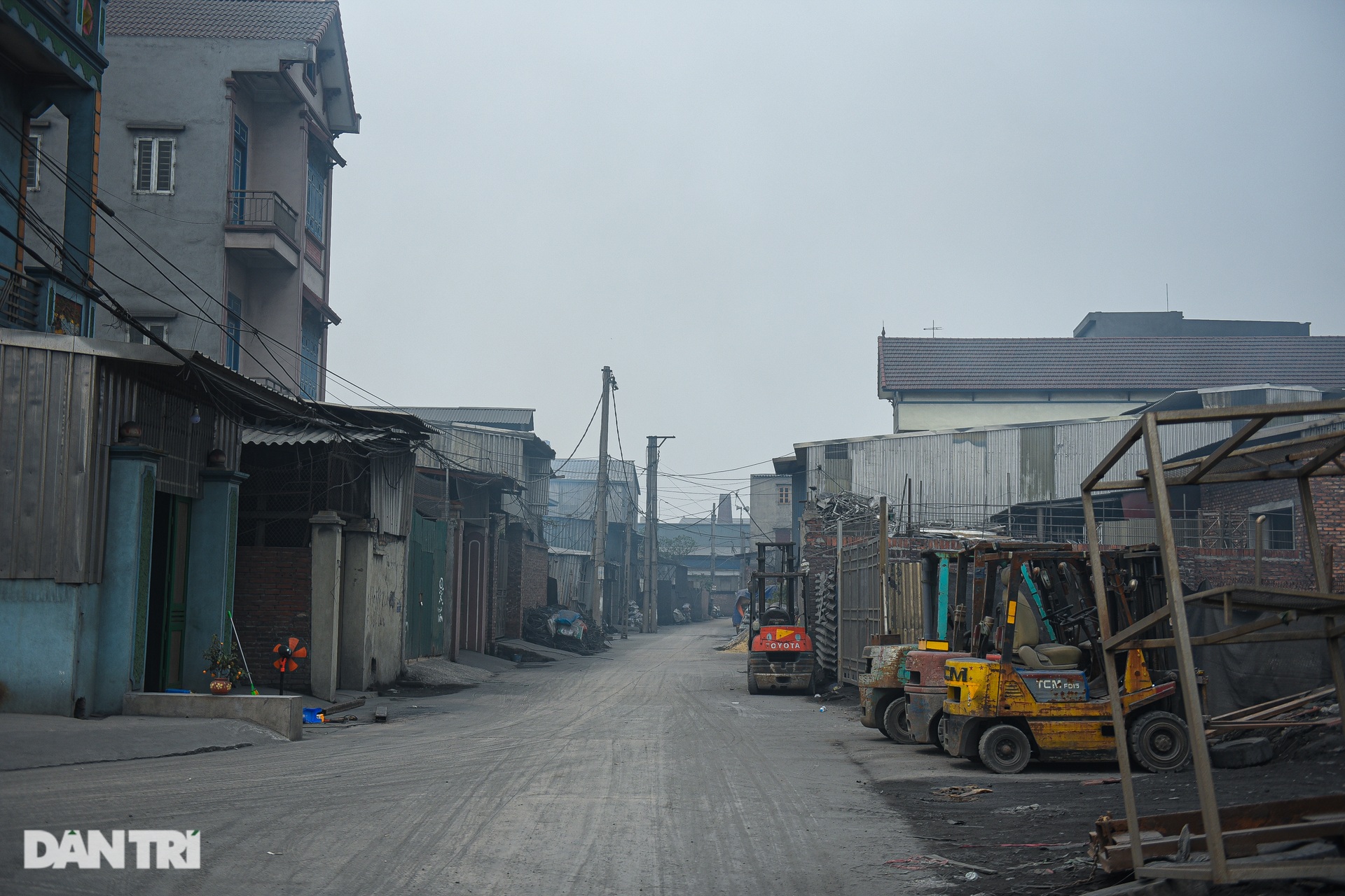 Làng ám khói, người dân nhọ nhem quanh năm vì xỉ thải nhôm ở Bắc Ninh - 2 Làng ám khói, người dân nhọ nhem quanh năm vì xỉ thải nhôm ở Bắc Ninh - 2
