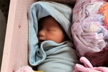 Bé trai sơ sinh bị bỏ rơi trước nhà dân ở TPHCM