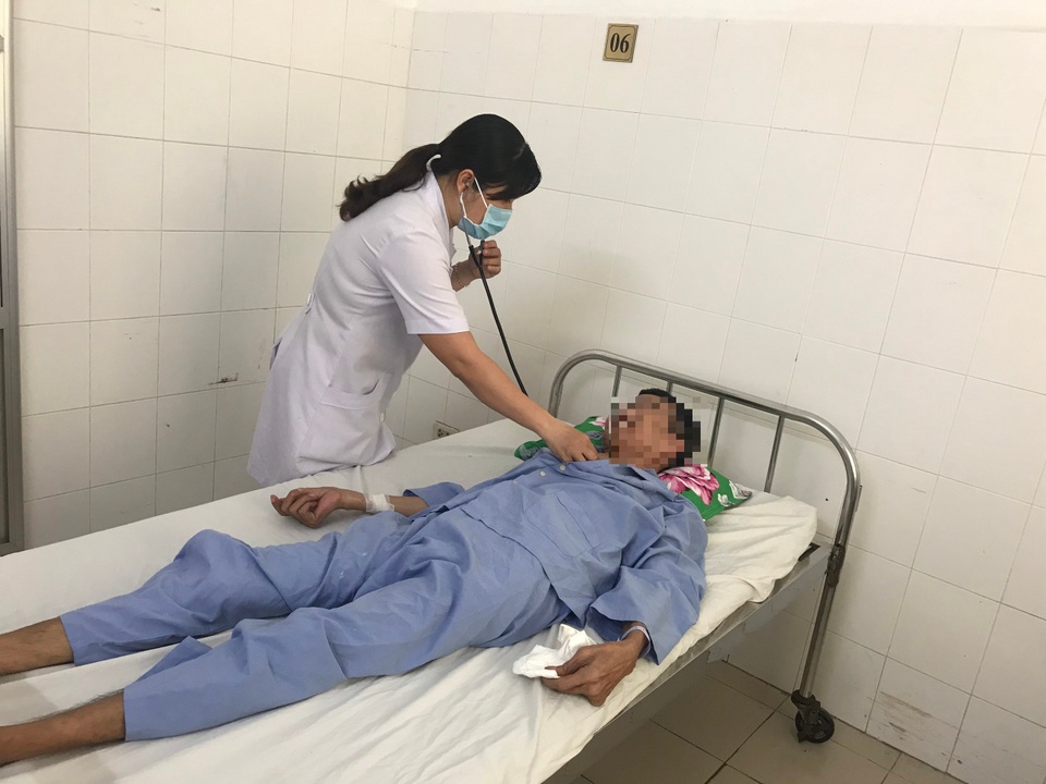 Bác sĩ nội soi gắp xương cá cực lớn cắm vào thành thực quản cho bệnh nhân - 2 Bác sĩ nội soi gắp xương cá cực lớn cắm vào thành thực quản cho bệnh nhân - 2