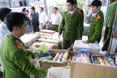 Phát hiện xe khách chở hàng nghìn khẩu súng, đạn nhựa Trung Quốc