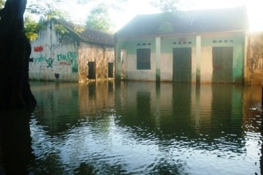 Bộn bề trường lớp sau cơn lũ   