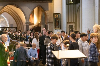 Anh em người Việt tử nạn ở Đức: Hàng dài người tiễn biệt, bức thư xúc động