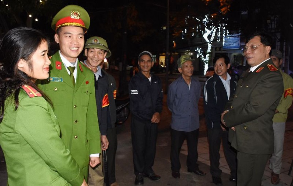 Nữ Trung úy công an đưa 2 con cùng đi trực tết - 2 Nữ Trung úy công an đưa 2 con cùng đi trực tết - 2