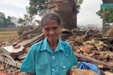 Cụ bà 77 tuổi sống cô độc "chết ngất" chứng kiến nhà bị lũ đánh sập