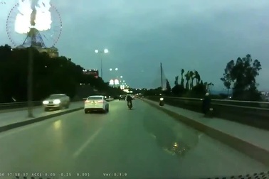 Nam thanh niên lĩnh hậu quả vì đi xe máy vào làn đường ô tô