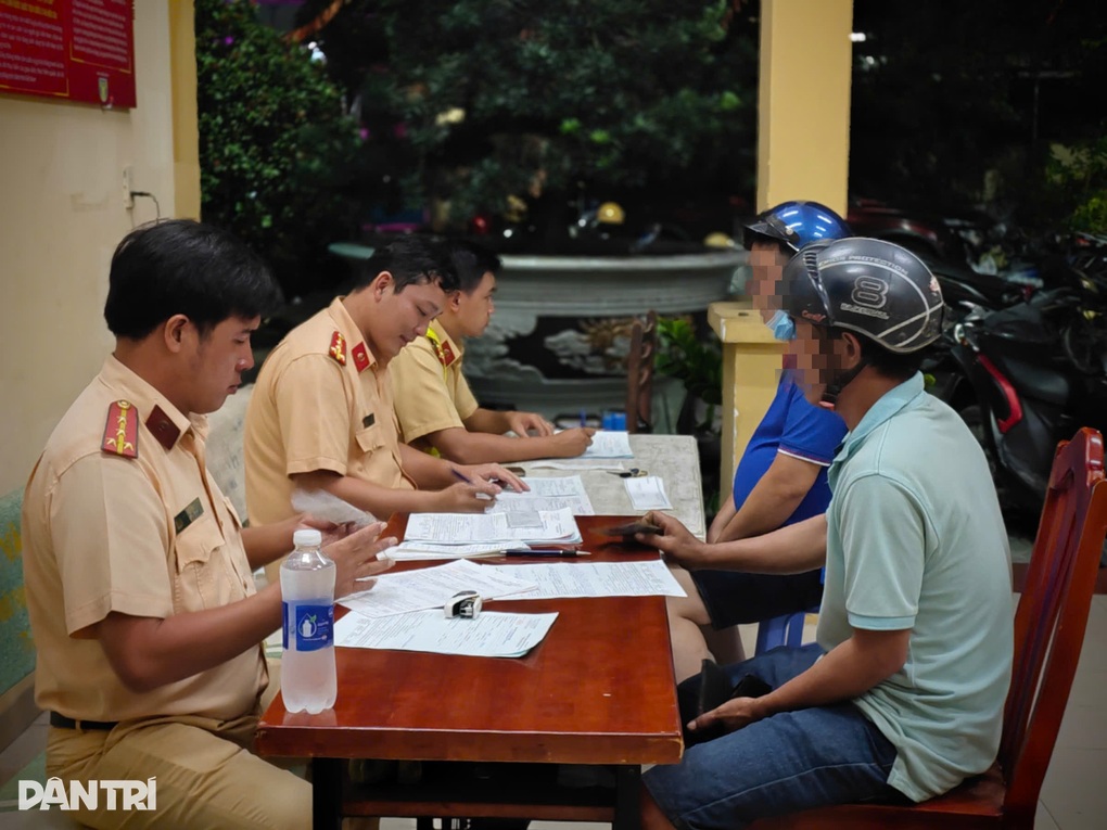 Tài xế ở TPHCM bỏ xe sau khi nghe mức phạt nồng độ cồn - 2