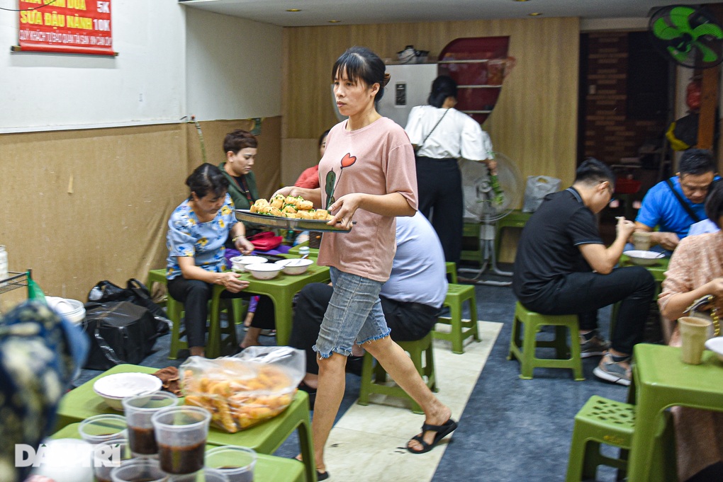 Quán cháo nhà nghèo ở Hà Nội, khách xếp hàng dài chờ thưởng thức - 5 Quán cháo nhà nghèo ở Hà Nội, khách xếp hàng dài chờ thưởng thức - 5