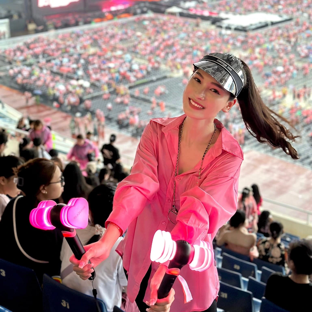 Loạt khoảnh khắc đội mưa đi xem Blackpink đáng nhớ của sao Việt - 4 Loạt khoảnh khắc đội mưa đi xem Blackpink đáng nhớ của sao Việt - 4