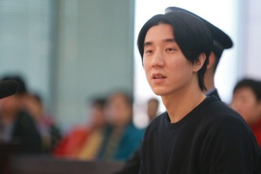 Con trai Thành Long giữ thái độ thản nhiên tại tòa 