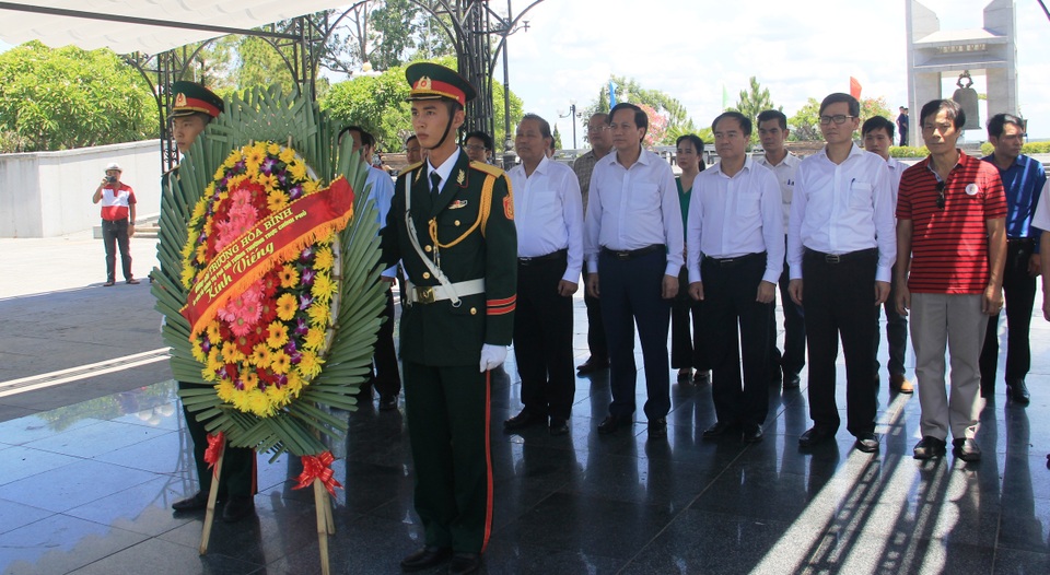 Phó Thủ tướng Chính phủ, Bộ trưởng Bộ LĐ-TBXH tri ân các anh hùng, liệt sĩ - 1 Phó Thủ tướng Chính phủ, Bộ trưởng Bộ LĐ-TBXH tri ân các anh hùng, liệt sĩ - 1