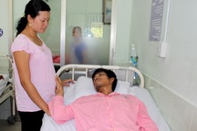 Người vợ nghèo tính “bán” con để cứu chồng