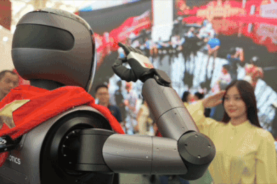 Người dân phấn khích với robot Việt Nam đi dạo, giao lưu ở triển lãm 80 năm