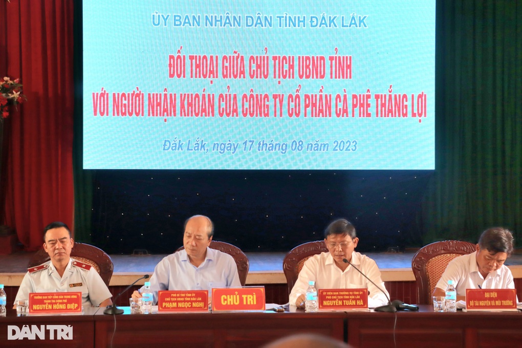 Hơn 1.000 người dân đối thoại với Chủ tịch Đắk Lắk về vướng mắc đất đai - 2 Hơn 1.000 người dân đối thoại với Chủ tịch Đắk Lắk về vướng mắc đất đai - 2
