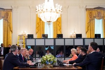 Tổng thống Trump gặp các lãnh đạo châu Âu để thảo luận về chiến sự Ukraine