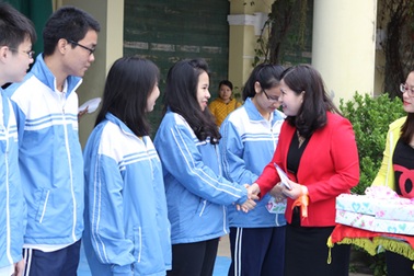 Doanh nhân sát cánh cùng học trò 