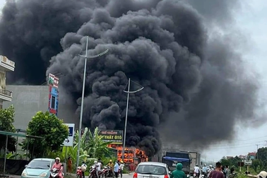 Cháy lớn tại gara, 2 ô tô bị thiêu rụi