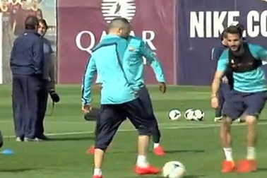 Barcelona gây sốt với 25 đường chuyền trong... 22 giây