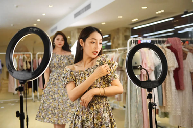 Chủ shop thời trang ở miền Bắc lo phá sản vì "mãi chưa thấy mùa đông"