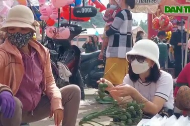 Hàng vạn chen chân đi chợ Gò "mua lộc" ngày mùng 1 Tết Nguyên đán