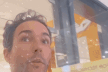 Đang từ TPHCM nắng nóng gay gắt, khách Tây ra Hà Nội bị sốc nhiệt vì lạnh