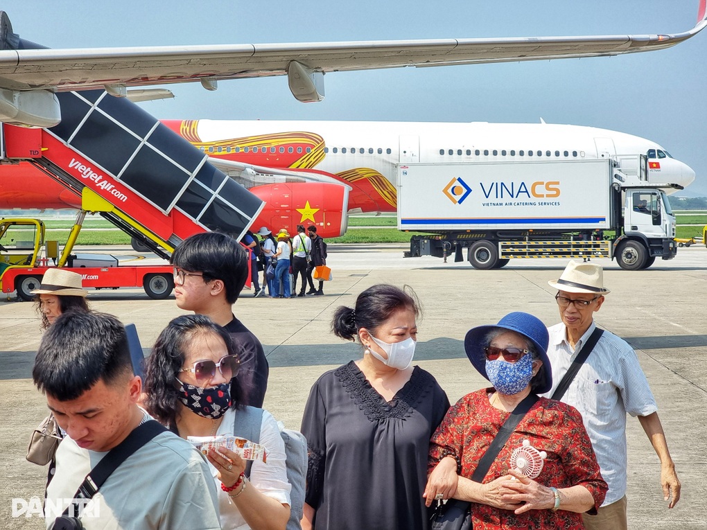 Bộ GTVT yêu cầu bình ổn giá vé máy bay - 1 Bộ GTVT yêu cầu bình ổn giá vé máy bay - 1