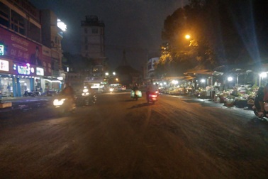 Nhiều tỉnh thành đóng cửa "ngủ sớm", tạm dừng buôn bán chống dịch Covid-19