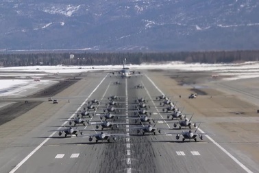 Cận cảnh 24 máy bay chiến đấu F-22 của Mỹ tập trận “voi đi bộ”.