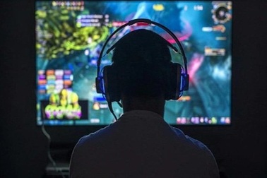 Nam sinh lớp 8 tự tử vì bị cấm chơi game: Cha mẹ nên cản con bằng cách nào?