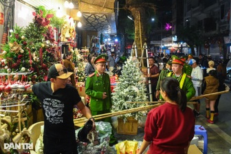 Xuyên đêm tháo mái che, mái vẩy và dọn dẹp vỉa hè trên phố Hàng Mã