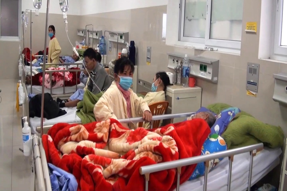 Trời giá rét, tăng đột biến người già, trẻ em nhập viện  - 3