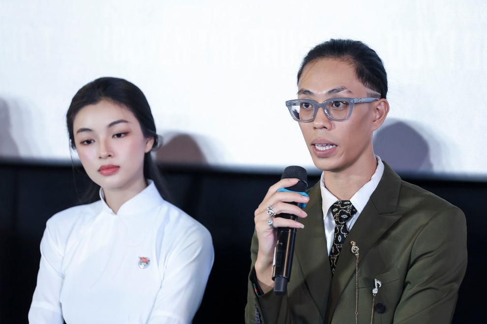 Nguyễn Văn Chung khen Tùng Dương hát Viết tiếp câu chuyện hòa bình - 3 Nguyễn Văn Chung khen Tùng Dương hát Viết tiếp câu chuyện hòa bình - 3